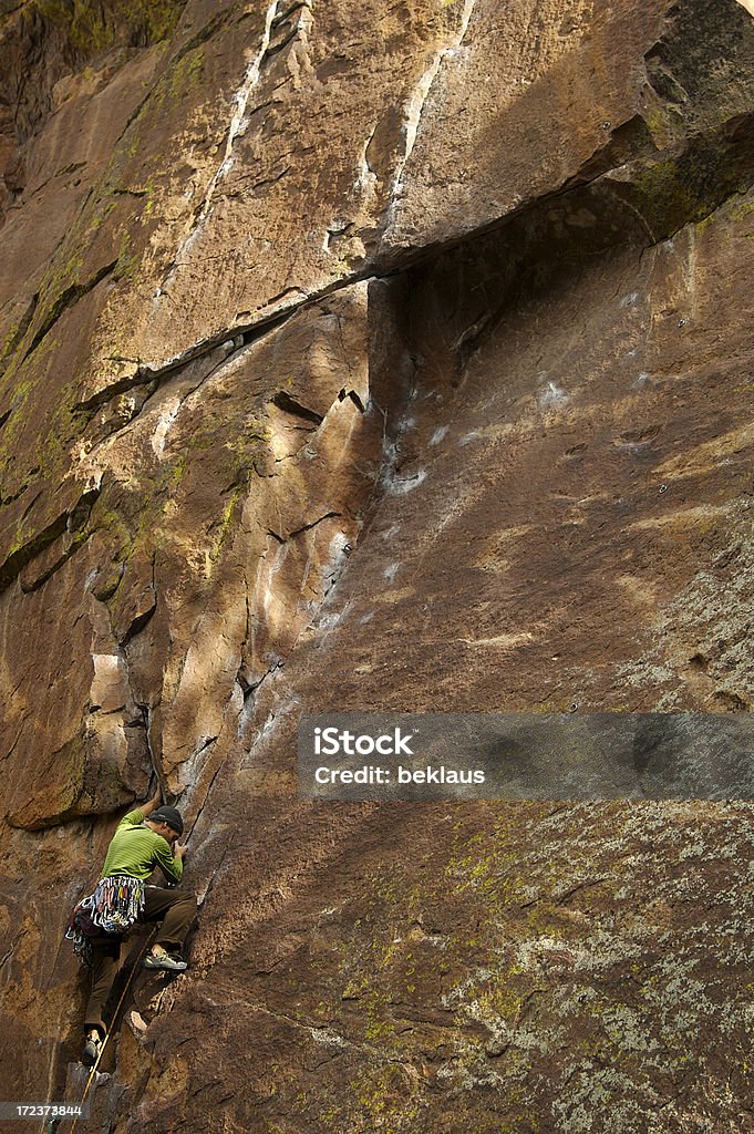 Alpinista su parete di roccia - Foto stock royalty-free di Adulto