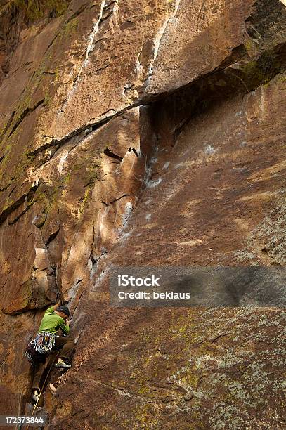 Alpinista Su Parete Di Roccia - Fotografie stock e altre immagini di Adulto - Adulto, Alba - Crepuscolo, Alpinismo