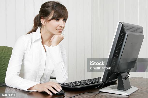 Mujer Trabajando En Una Computadora Foto de stock y más banco de imágenes de Adolescente - Adolescente, Adulto, Adulto joven