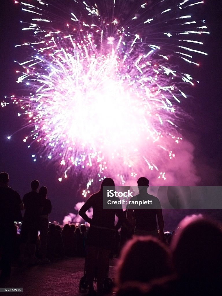 Fogos de artifício com as pessoas em primeiro plano - Foto de stock de Assistindo royalty-free
