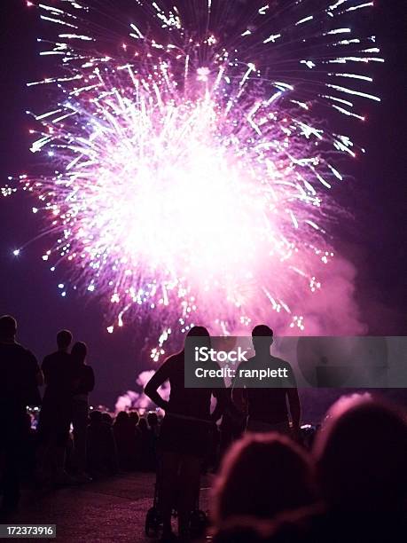 Foto de Fogos De Artifício Com As Pessoas Em Primeiro Plano e mais fotos de stock de Assistindo