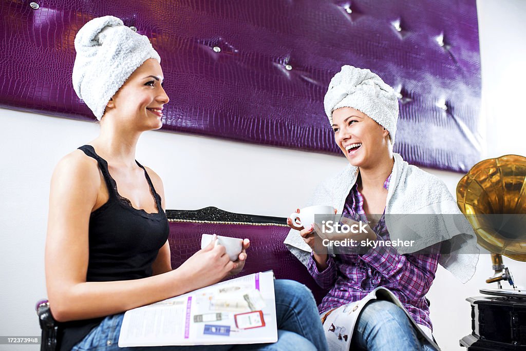 Deux femmes à boire du café dans un salon de coiffure. - Photo de Bavardage libre de droits