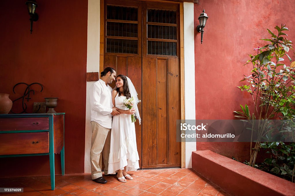 Foto de una pareja de novios - Foto de stock de 20 a 29 años libre de derechos