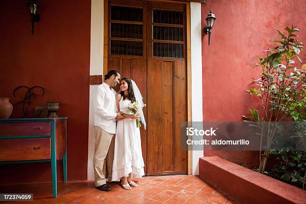 Amantes Casal De Casamento - Fotografias de stock e mais imagens de 20-29 Anos - 20-29 Anos, Abraçar, Adulto