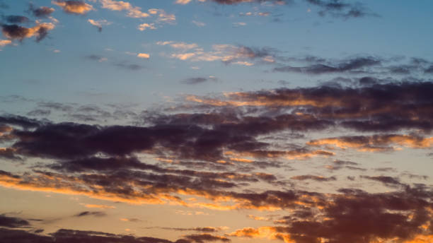 Sunset with a few clouds Passages nuageux de haute altitude, pendant le coucher du soleil.  Le temps est stable et clément cirrus storm cloud cumulus cloud stratus stock pictures, royalty-free photos & images