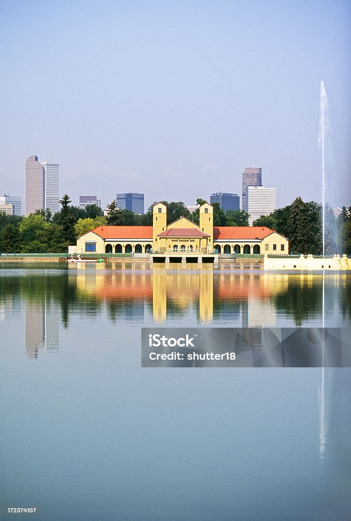 Verano en el parque de la ciudad, al lago Vertical - Foto de stock de Agua libre de derechos