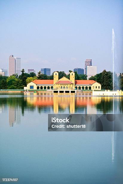 Verano En El Parque De La Ciudad Al Lago Vertical Foto de stock y más banco de imágenes de Agua - Agua, Aire libre, Cielo