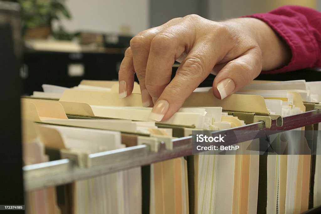 Weibliche hand Sortierung durch Dateien - Lizenzfrei Akte Stock-Foto
