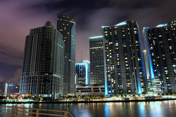 miami downtown highrising di brickell key - miami florida night florida skyline foto e immagini stock