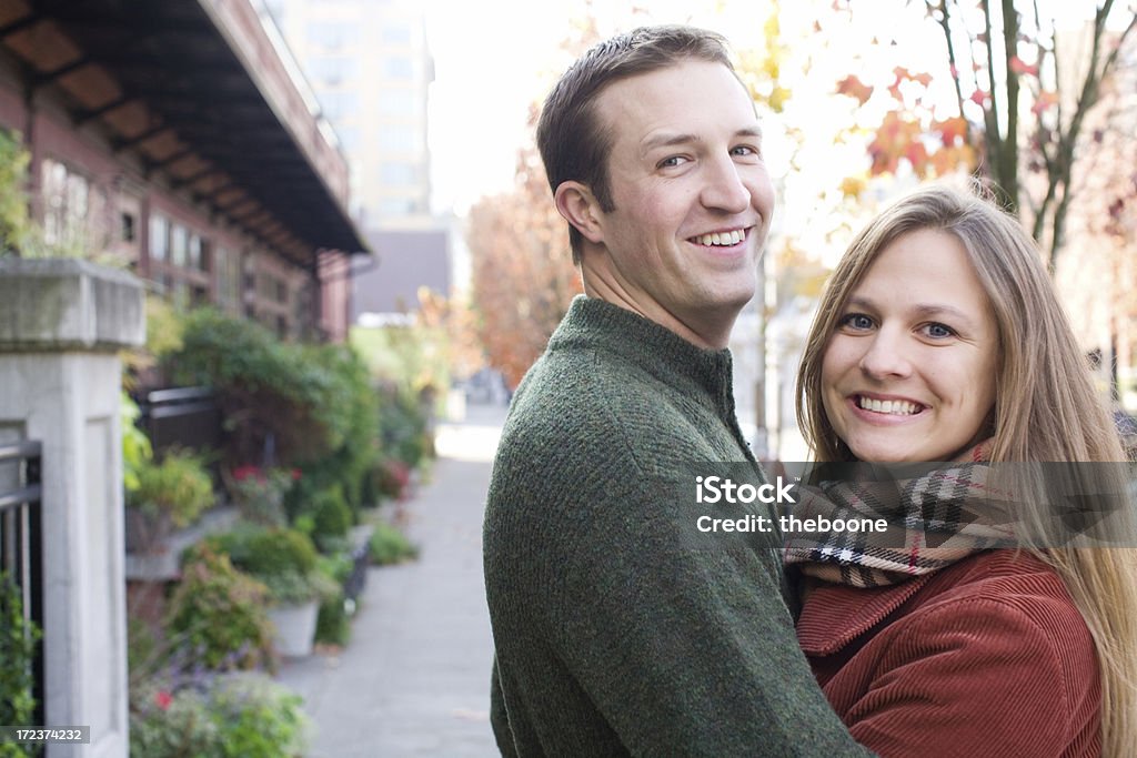 Giovane sposata coppia urbano - Foto stock royalty-free di 20-24 anni
