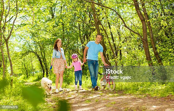 Família Com Criança Andar E Ciclismo Em Uma Floresta - Fotografias de stock e mais imagens de Andar