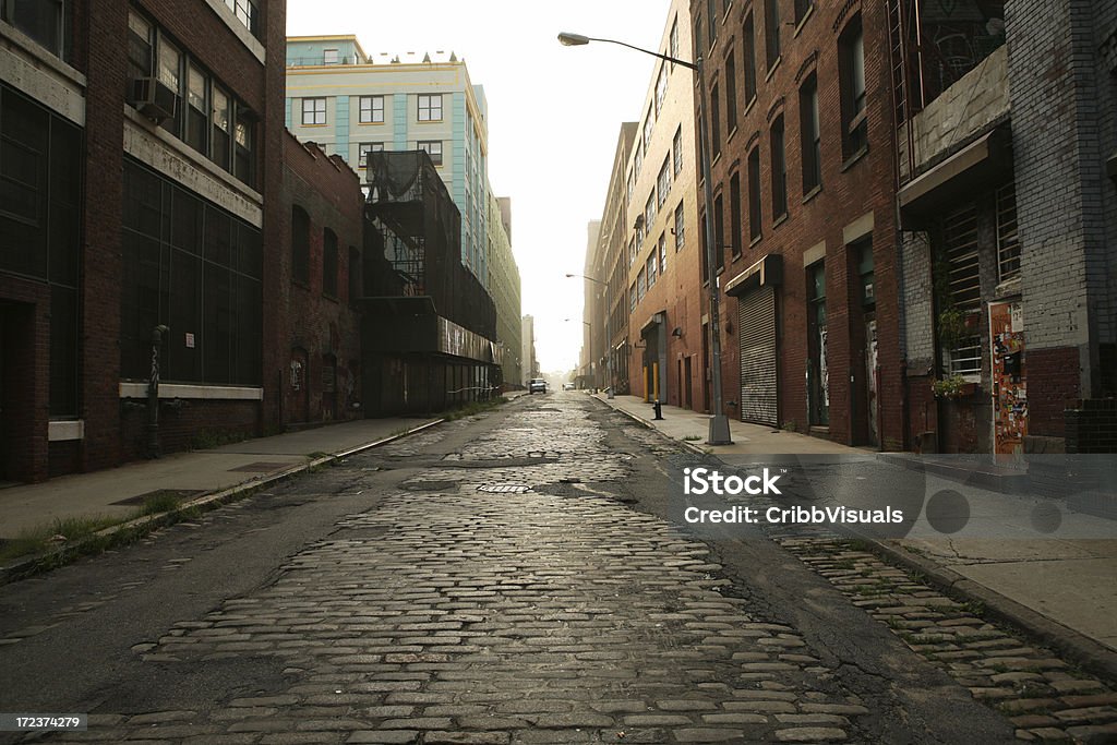 사람이 없는 브루클린 덤보 코블스톤 하는 Backstreet 아침입니다 - 로열티 프리 거리 스톡 사진