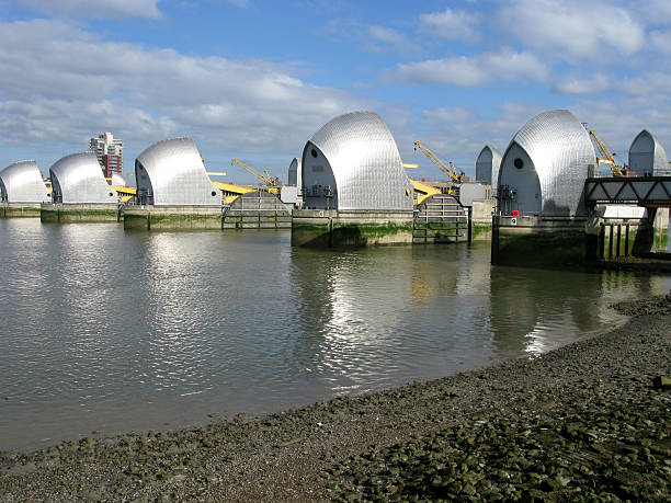 barreira do tâmisa do rio - thames river thames barrier london england boundary - fotografias e filmes do acervo