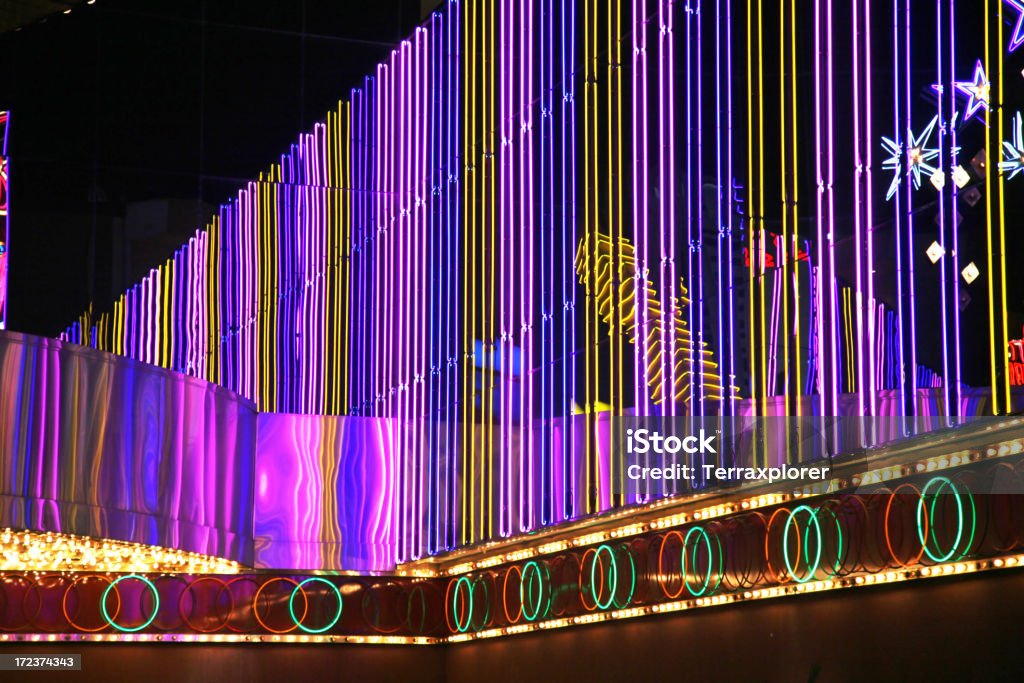 Неоновый свет на здание казино - Стоковые фото Лас-Вегас роялти-фри