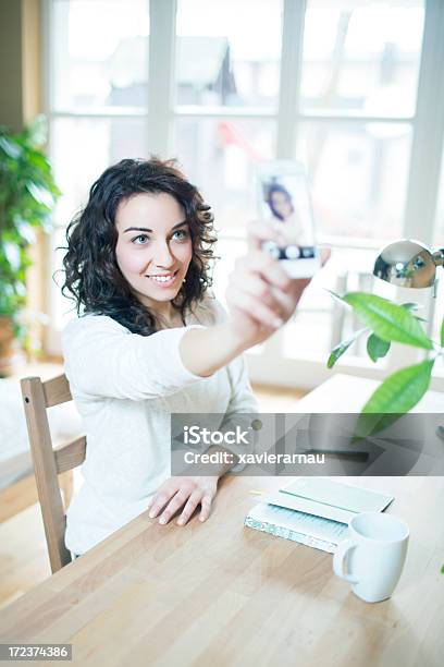 Jaźń Portret - zdjęcia stockowe i więcej obrazów 25-29 lat - 25-29 lat, 30-39 lat, Autoportret fotograficzny