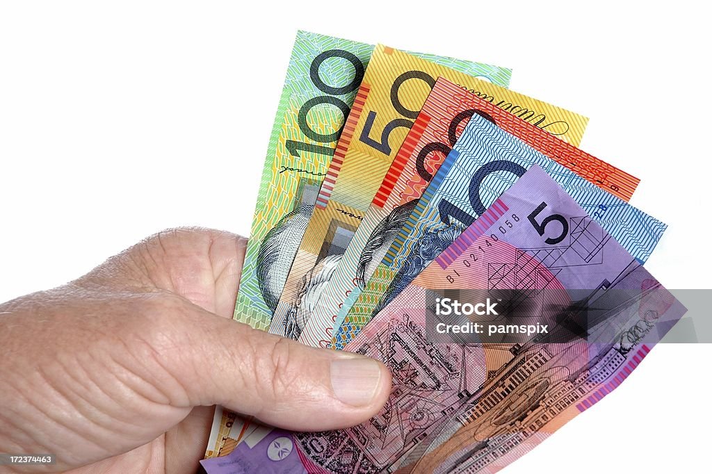 Australian billetes de dinero de la mano en primer plano de fondo blanco - Foto de stock de Australia libre de derechos