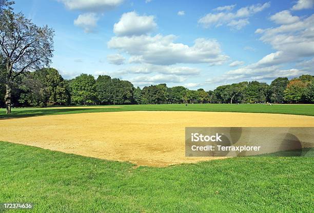 Photo libre de droit de Terrain De Softball À Central Park banque d'images et plus d'images libres de droit de Amérique du Nord - Amérique du Nord, Arbre, Bleu