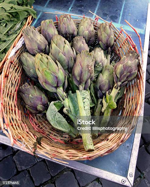 Carciofi Nel Cestello Mercato Ortofrutticolo Roma - Fotografie stock e altre immagini di Acciottolato - Acciottolato, Alimentazione sana, Ambientazione esterna