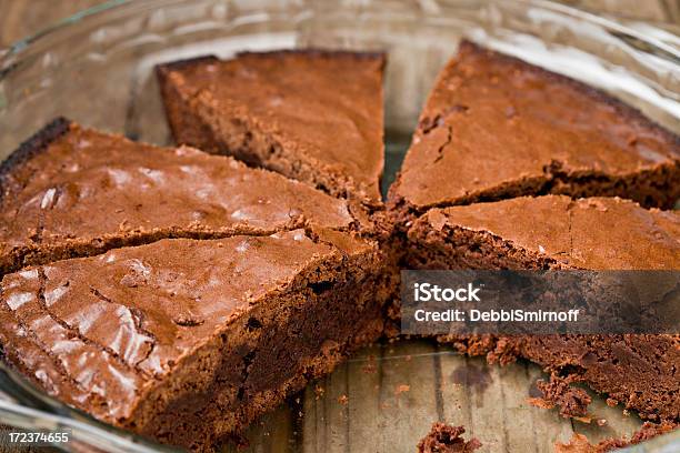 Brownies Przechowuj W Szklanych Forma Do Pieczenia - zdjęcia stockowe i więcej obrazów Brownie - Deser - Brownie - Deser, Koło - Figura dwuwymiarowa, Szkło