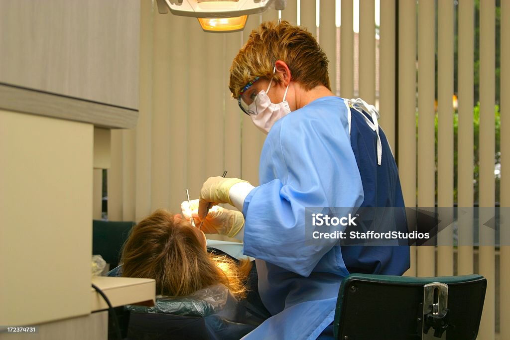 Higienista Dental limpia dientes - Foto de stock de Adulto libre de derechos