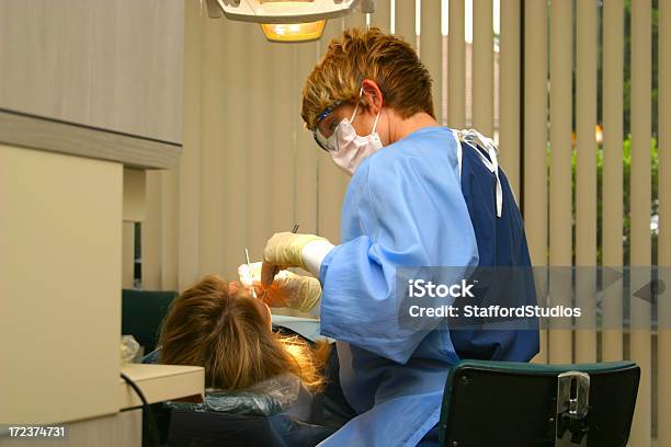 Higienista Dental Limpia Dientes Foto de stock y más banco de imágenes de Adulto - Adulto, Adulto de mediana edad, Adulto joven