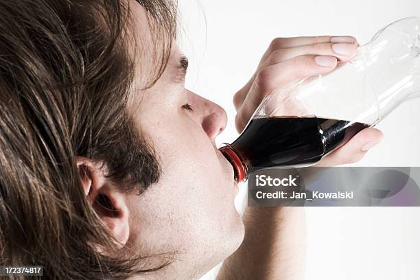 Cola Foto de stock y más banco de imágenes de Beber - Beber, Cola - Gaseosa, De ascendencia europea