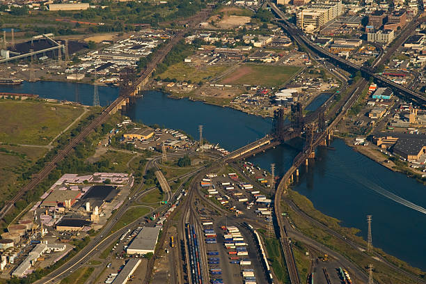 vue aérienne de la zone industrielle de newark - new jersey industrial district newark harbor photos et images de collection