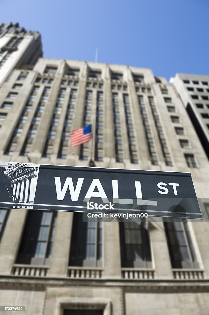 Sinal de Wall Street - Foto de stock de Banco - Edifício financeiro royalty-free