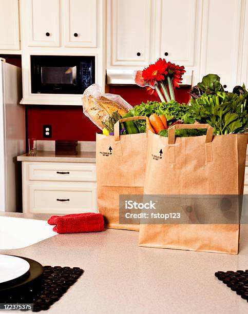 Essen Taschen Lebensmittel Auf Dem Küchentresen Stockfoto und mehr Bilder von Papiertüte - Papiertüte, Küchenarbeitsplatte, Einkaufstasche