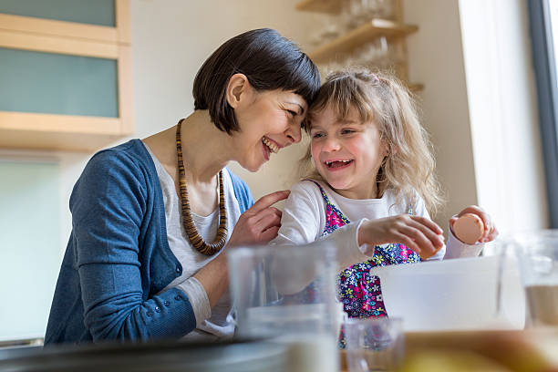 madre e hija cocinar juntos una tarta - family germany baking berlin germany fotografías e imágenes de stock