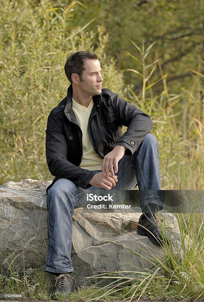 Homem sentado ao ar livre - Foto de stock de 30 Anos royalty-free