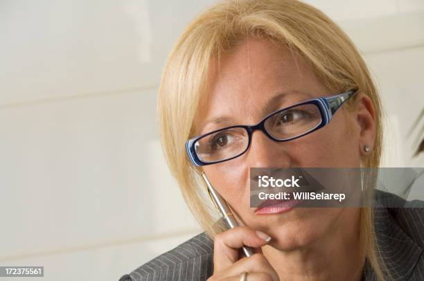 Mulher De Negócios Pensando - Fotografias de stock e mais imagens de 40-49 Anos - 40-49 Anos, Adulto, Adulto maduro