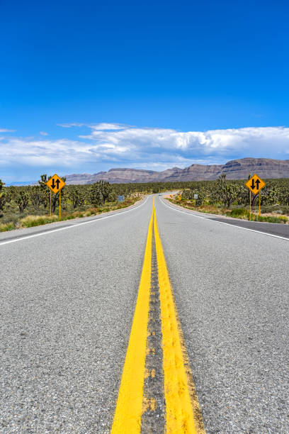 percorrendo la diamond bar road da las vegas al grand canyon west, arizona - two way traffic foto e immagini stock