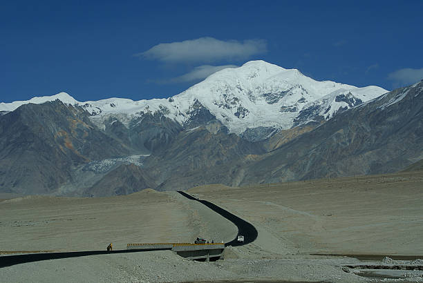 Black Road para o Tibete, Lago Karakul, China - foto de acervo
