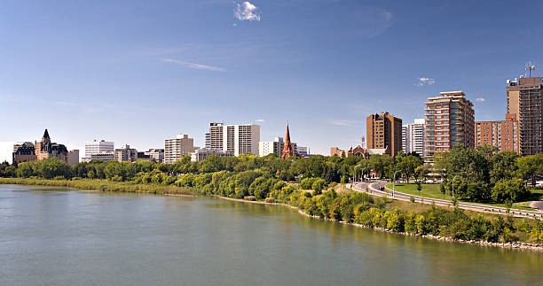 estação do centro da cidade de saskatoon - south saskatchewan river imagens e fotografias de stock