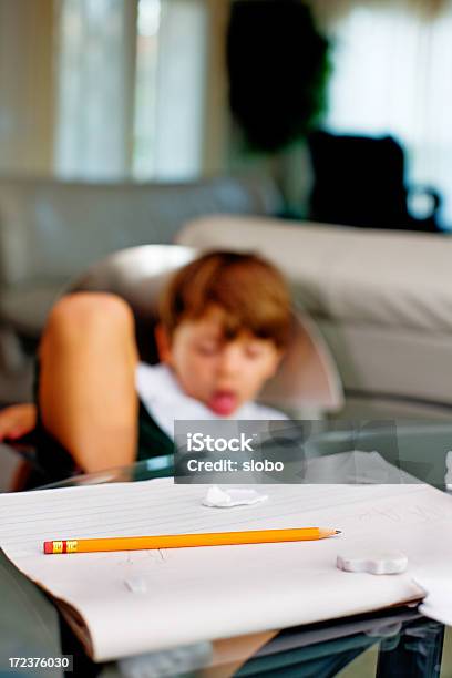 Niños Haciendo Los Deberes Foto de stock y más banco de imágenes de Cansado - Cansado, Carpeta de anillas, Cuaderno de apuntes