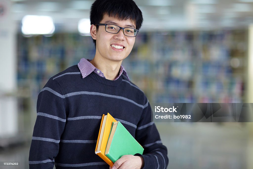 Retrato de estudiante en la biblioteca Universidad asiática - Foto de stock de 20-24 años libre de derechos