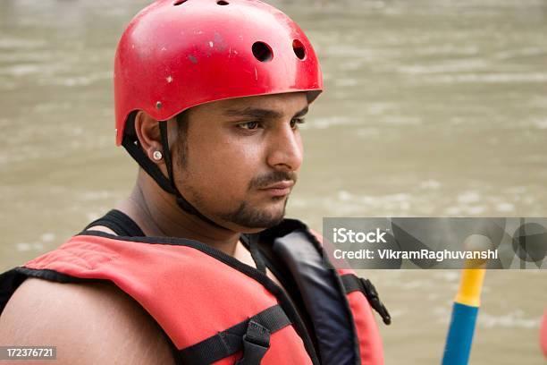 Joven India Youth Guy Juego Listo Para Practicar Rafting En Aguas Rápidas Foto de stock y más banco de imágenes de Accesorio de cabeza