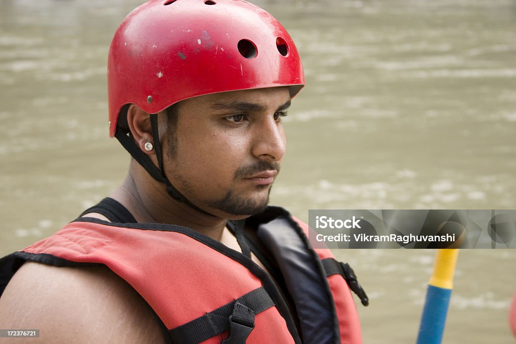 Młody indyjski młody człowiek zestaw gotowy na Rafting rzekami górskimi - Zbiór zdjęć royalty-free (Azja)