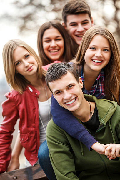 adolescente feliz grupo de amigos - teenager team carefree relaxation fotografías e imágenes de stock