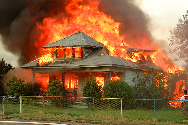 controlado de queimar - house fire - fotografias e filmes do acervo