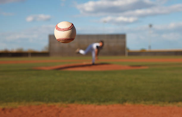 lançador de basebol - baseballs baseball baseball diamond infield imagens e fotografias de stock