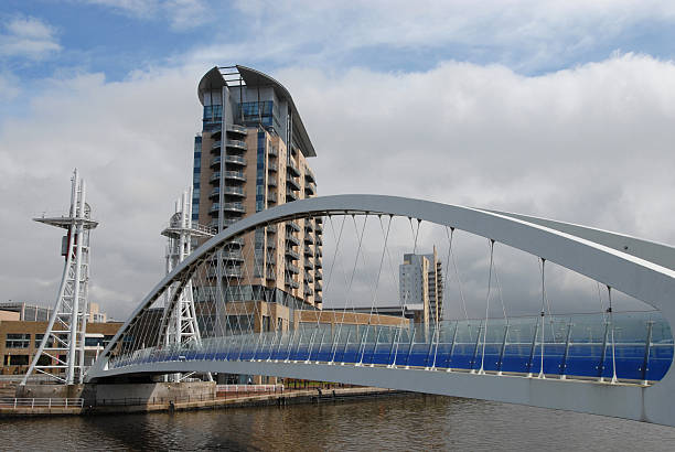 millennium bridge, den salford quays - millennium footbridge stock-fotos und bilder