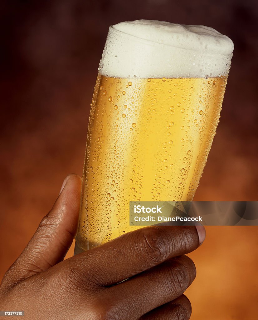 La main avec de la bière - Photo de Activité de loisirs libre de droits