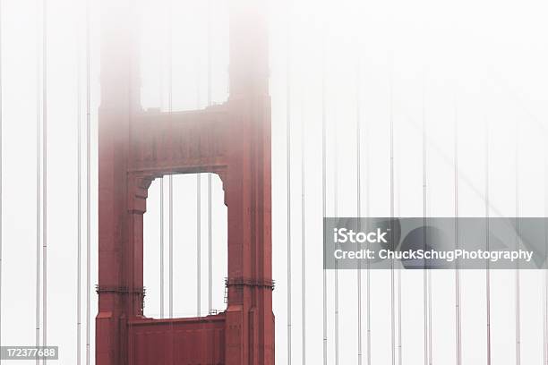 Die Golden Gate Bridge Im Nebel Stockfoto und mehr Bilder von Abstrakt - Abstrakt, Architektonisches Detail, Architektur