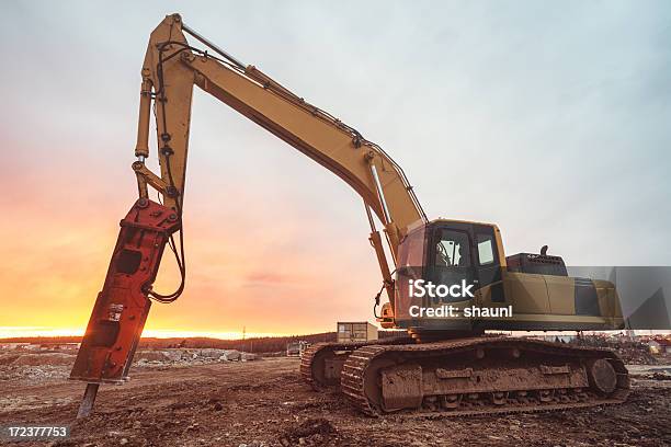 Excavator На Закате — стоковые фотографии и другие картинки Machinery - Machinery, Большой, Вечерние сумерки