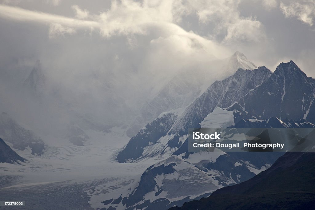 Nuvole e le montagne - Foto stock royalty-free di Alaska - Stato USA