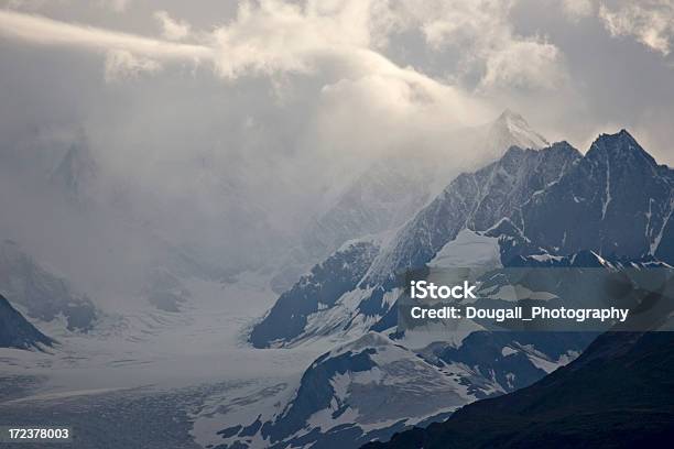 Nuvole E Le Montagne - Fotografie stock e altre immagini di Alaska - Stato USA - Alaska - Stato USA, Ambientazione esterna, Area selvatica