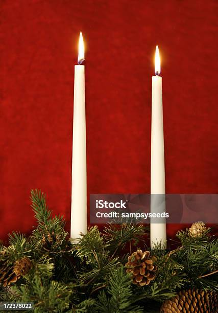 Feste A Lume Di Candela - Fotografie stock e altre immagini di Candela - Attrezzatura per illuminazione - Candela - Attrezzatura per illuminazione, Natale, Scontornabile