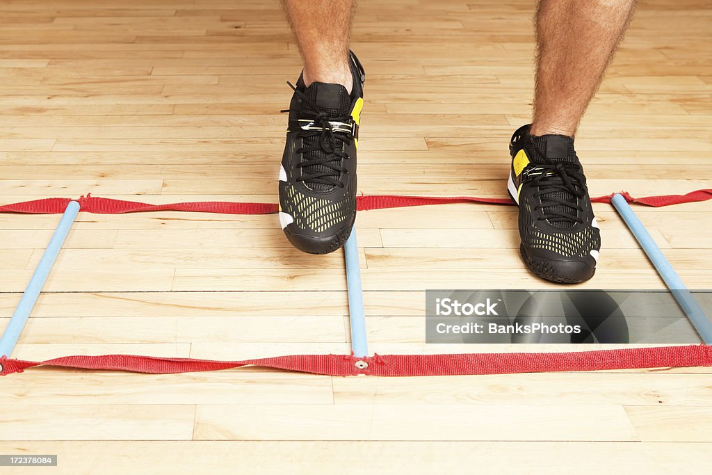 Pés agilidade escada de exercícios na academia de ginástica no andar - Foto de stock de Escada - Objeto manufaturado royalty-free